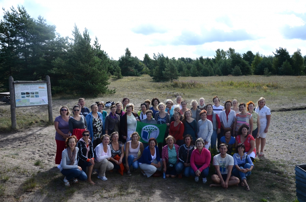 Iveta Salgrāve (stāv otrā no labās) ekoskolu koordinatoru pulkā Pāvilostas Pelēkajā kāpā.
Autors: No albuma.