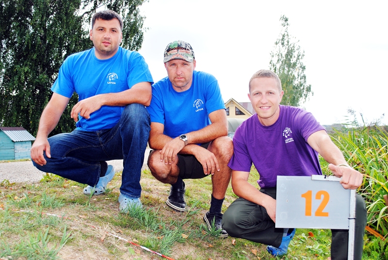 Latvijas karpu makšķerēšanas čempionāta pērnā gada uzvarētāji, komandas «MB Carp Collections 2» dalībnieki: Vitālijs Ņečepurenko (no kreisās), Armands Bikmanis un Gatis Gašpuitis sīvā cīņā šogad ierindojās otrajā vietā.
Autors: Foto no sacensību rīkotāju albuma.