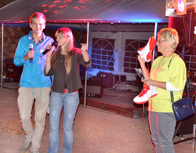 Pasākuma vadītāji Verners Jānis Trokšs, Ginta Zaumane (vidū) un Iecavas sieviešu kluba «Liepas» valdes priekšsēdētāja Beāte Bundule izsola basketbola apavus ziedojumu vākšanai Visvalža Eglīša grāmatas izdošanai.
Autors: Foto – Kristaps Ābelnieks