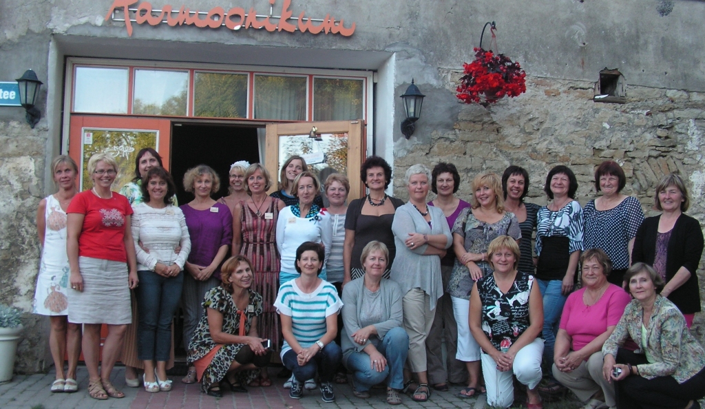 «Liepas» kopā ar Igaunijas aktīvajām dāmām viesos Igaunijas Vīmsi pašvaldībā.
Autors: No Inetas Maļinovskas albuma.