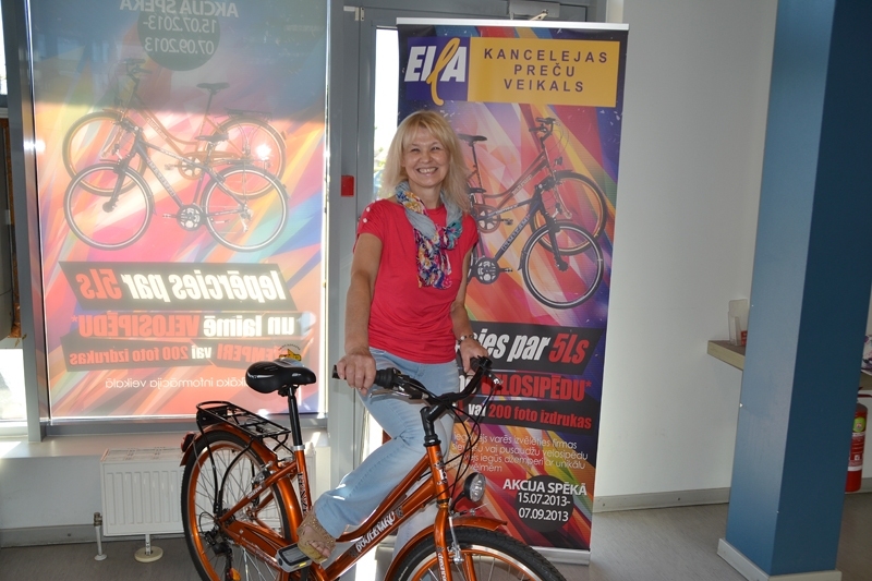 Vita Rimkeviča galvenās balvas – „Kenzel” velosipēda – saņemšanas brīdī vēl joprojām bija apmulsusi, tas viņai ir pirmais laimests loterijā.

Autors: Kristaps Ābelnieks