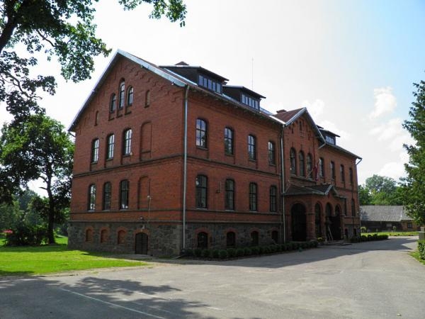 
Skaistkalnes vidusskola atrodas kultūras piemineklī – bijušajā Korfu dzimtas muižkungu mājā. Tā celta historisma stilā no sarkaniem ķieģeļiem ap 1894. gadu pēc arhitekta Maksa Berči projekta.