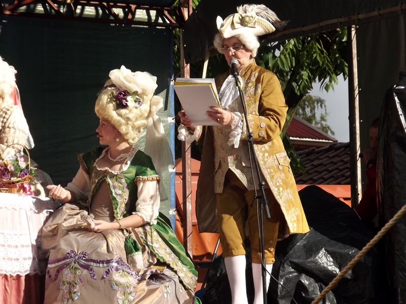 Jeļenas Forstes (no labās) vadītā vēsturisko rekonstrukciju grupa no Rundāles uzstājas Šilutē.
Autors: Māra Kuļikauska