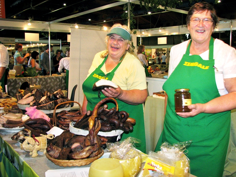 Mūspuses mājražotājas Gunta Čepuka (no kreisās) un Ruta Āboliņa smej – ja apēsts pārāk daudz speķa, prasās pēc medus, un otrādi.
Autors: Vilnis Auzāns