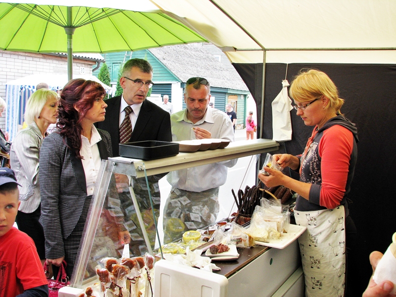 Ilutas Straģes (no labās), Bauskas novada Brunavas pagasta zemnieku saimniecības «Krišjāņi» saimnieces, piedāvājumu Pakrojas pilsētas svētkos novērtē Bauskas novada pašvaldības amatpersonas.
Autors: Vilnis Auzāns