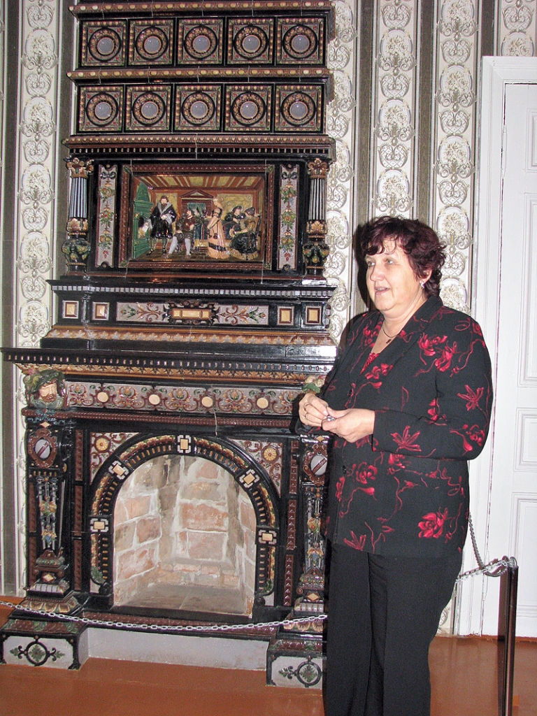Svetlana Vāverniece, Skaistkalnes vidusskolas direktore, rāda restaurēto kamīnu historisma stilā celtajā muižkungu mājā.
Autors: no «Bauskas Dzīves» arhīva