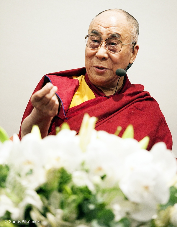 Dalailama XIV, noslēdzot uzstāšanos Rīgā, teica: «Ticība nav ilūzija. Tāpat kā šodiena nav ilūzija. Nākotne atkarīga no mūsu šodienas rīcības un motivācijas. Un tādēļ nākotne ir tikai mūsu rokās.» 
Autors: Guntis Pilsētnieks