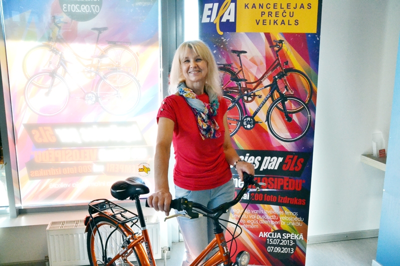 Vita Rimkeviča galvenās balvas – «Kenzel» velosipēda – saņemšanas brīdī vēl joprojām bija apjukusi, tas viņai ir pirmais laimests loterijā. 
Autors: Kristaps Ābelnieks