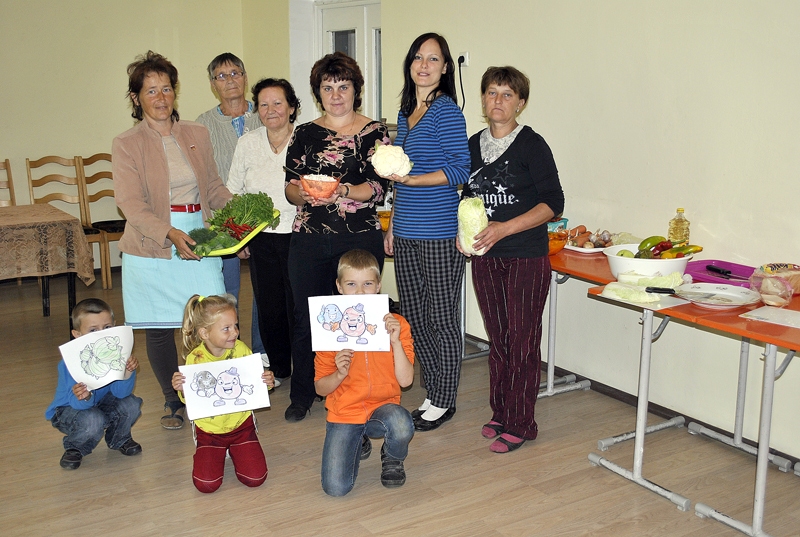 Kāpostu dienas saimnieces Guna Lisovska (no kreisās), Anna Grebeža, Gunta Krikščūne, Lienīte Ķince, Inga Borisa un Līga Rikmane. Jaunākā paaudze Jānis Ķincis (no kreisās), Rebeka Krikščūne un Miks Lisovskis ar izkrāsotajiem zīmējumiem.
Autors: Antra Ērgle