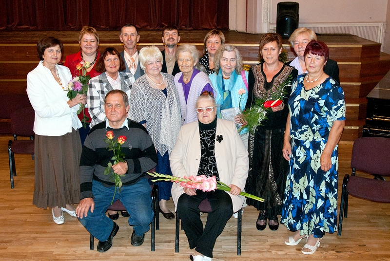 Bauskas literātu apvienības «Akmeņi zied» dalībnieki, kuri sestdien svinēja darbošanās 50 gadu jubileju Kultūras centrā. 
Autors: Ingus Druva