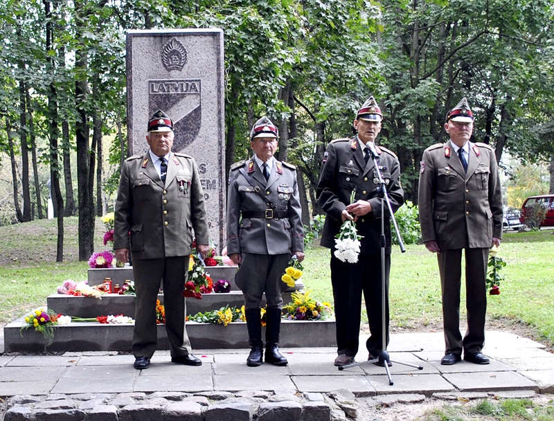 Aizsargi ar virsnieku Jāni Strūģi priekšgalā pirms ziedu nolikšanas apsolīja, ka vienība stāv un stāvēs sardzē par Latviju.
Autors: Antra Ērgle