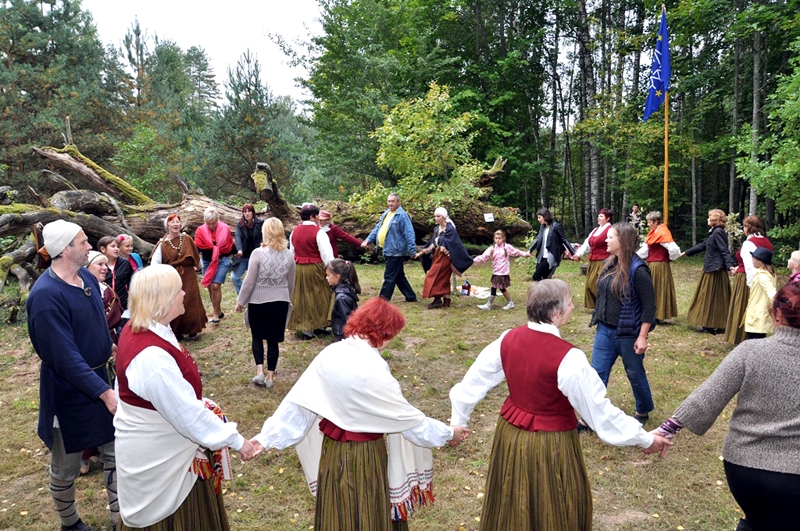 Pulcēšanās pie Ķuņķu svētozola noslēdzās, ejot rotaļās. Sarīkojumu kuplināja folkloras kopa «Laukam pāri» no Ceraukstes, Misas tautas nama sieviešu vokālais ansamblis «Vēja meitenes» un Skaistkalnes tautas nama bērnu ansamblis «Domino». 
Autors: Žanna Zālīte