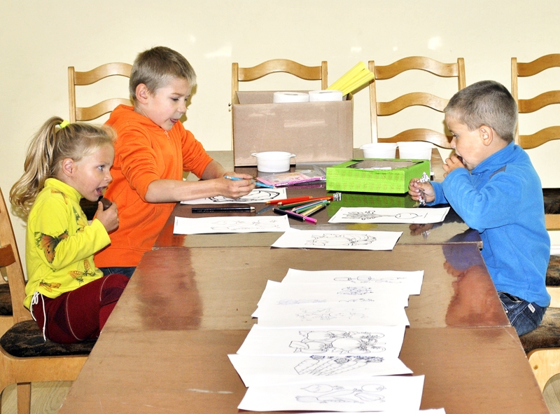 Bērni – Rebeka Krikščūne, Miks Lisovskis un Jānis Ķincis – par zīmējumiem saņēma saldumus. 
Autors: Antra Ērgle