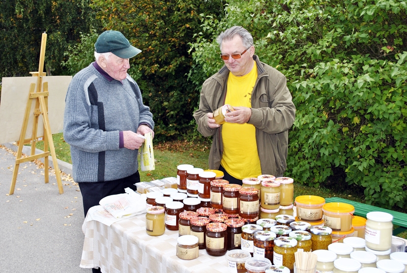Oskars Spalis (no labās) stāsta Gunāram no Bauskas par dažādiem medus veidiem. 
Autors: Antra Ērgle