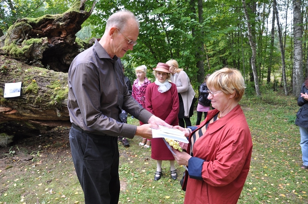 Apgāda «Jumava» vadītājs Juris Visockis rakstniecei Ginai Viegliņai-Vallietei uzdāvināja viņas grāmatas maketu. Vēsturiskais izdevums nāks klajā novembrī.
Autors: Žanna Zālīte
