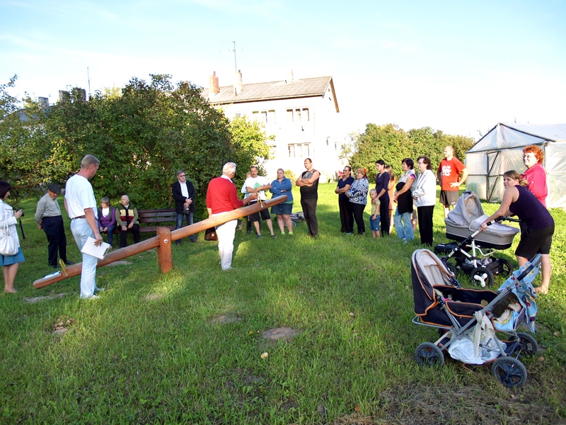 Audrupu ciematā pašvaldības pārstāvji ar iedzīvotājiem sarunājās ar biedrības «Liepas» iniciatīvu labiekārtotajā rotaļu laukumā. 
Autors: Antra Ērgle