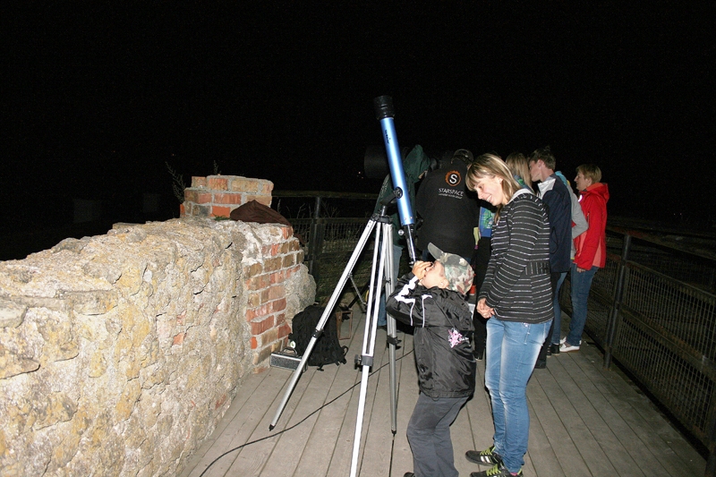 Zvaigznes vērot Bauskas pilī bija ieradušies 135 interesenti, tikai debesis klāja mākoņi. 
Autors: Lauma Ieveniece