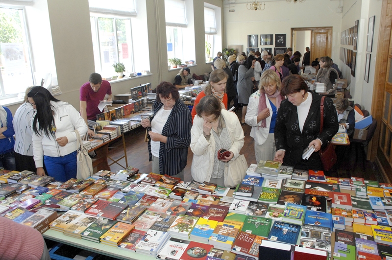 Grāmatu svētki Bauskas kultūras centrā ik gadus ir plaši apmeklēti. Interesenti tajos izmanto arī iespēju iegādāties dažādas grāmatas.

Autors: No «Bauskas Dzīves» arhīva.