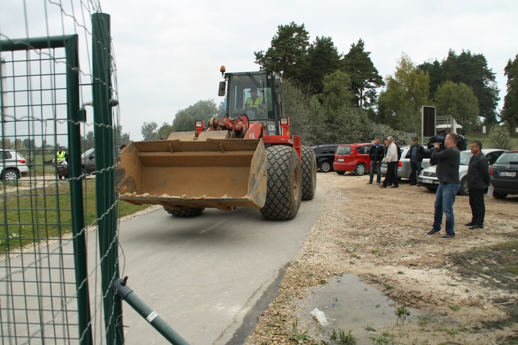 SIA «Viona» direktors Ediks Barojans Vecumniekos bija gatavs uzlauzt paša uzņēmuma lieto asfaltu, lai pievērstu uzmanību ģenerāluzņēmēja darbībai. 
Autors: Uldis Varnevičs