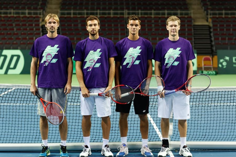 Deivisa kausa Eiropas un Āzijas otrās grupas izslēgšanas spēles starp Latvijas un Somijas izlasi notika 13. – 15. septembrī «Arēnā Rīga». Latvijas izlases sastāvā spēlēja arī vecsaulietis Mārtiņš Podžus (otrais no labās).
