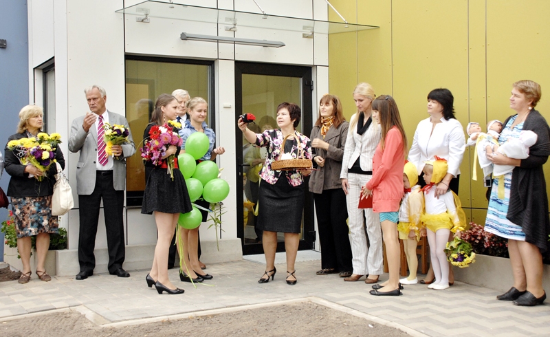 Jaunie audzēkņi kopā ar vecākiem un pedagoģēm un viesiem svinēja bērnudārza «Cālītis» piebūves atklāšanu. 
Autors: Ivars Bogdanovs