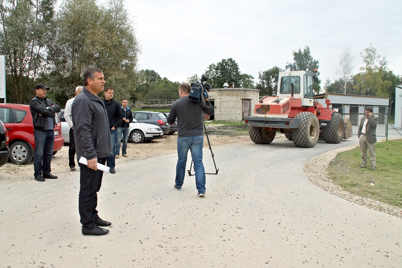SIA «Viona» direktors Ediks Barojans (priekšplānā) Vecumniekos bija gatavs uzlauzt paša uzņēmuma lieto asfaltu, lai pievērstu uzmanību ģenerāluzņēmēja nekaunīgajai darbībai. 
Autors: Uldis Varnevičs