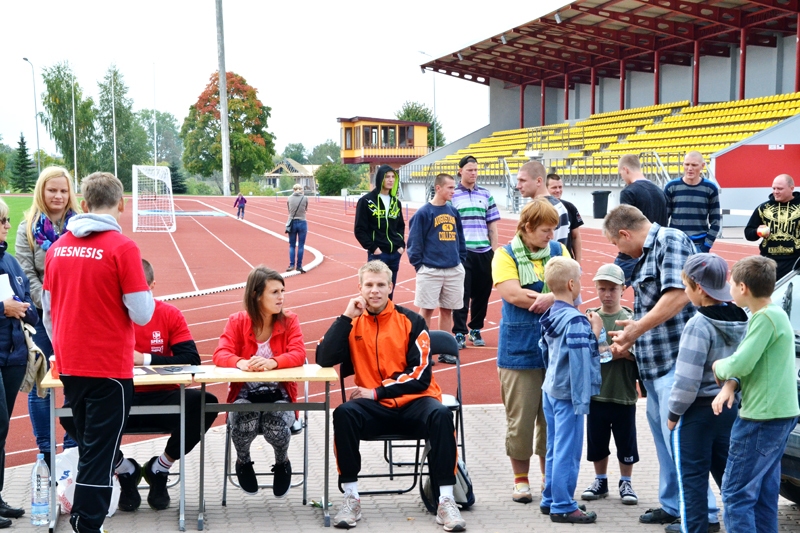 Bauskas stadionā 15. septembrī Spēka dienā piedalījās 92 dažāda vecuma dalībnieki no Bauskas un apkārtējiem novadiem.
Autors: Kristaps Ābelnieks