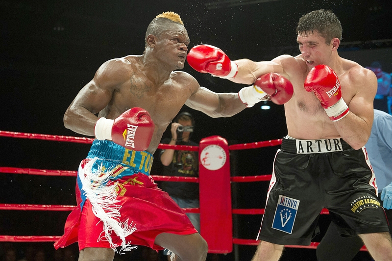 Artūrs Kuļikauskis (no labās) pēc punktiem guva uzvaru cīņā pret franču sportistu Juri Kajembri Kalengu.
Autors: ZIGISMUNDS ZĀLMANIS (Nikon)