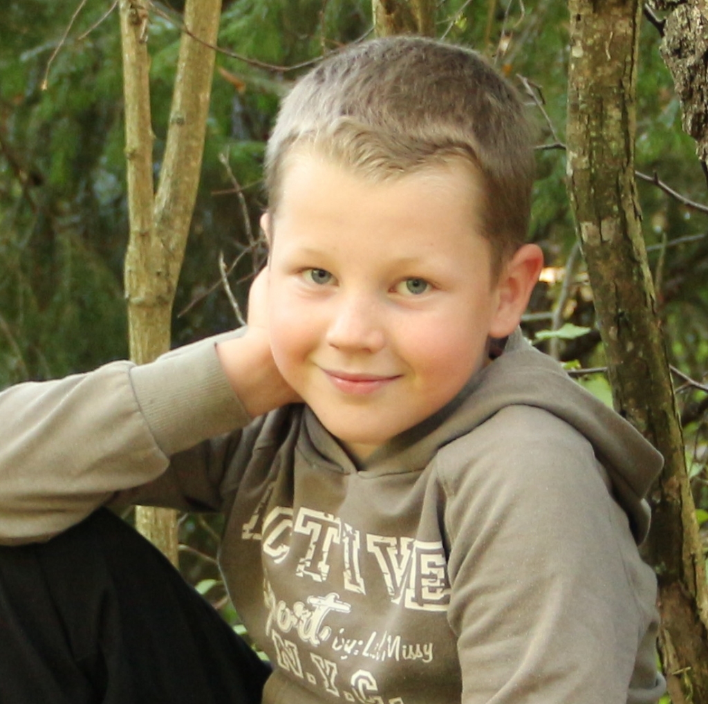 Denisam Silovam ir tikai 9 gadiņi, un jau sešus no tiem viņš slimo ar 1. tipa cukura diabētu. Viņam katru dienu vairākas reizes jāmēra cukura līmenis asinīs un jāievada zāles, katru reizi durot ar adatu. Denisa dzīvi nedaudz atviegloja speciālais insulīna pumpis, kurš ir piestiprināts pie zēna ķermeņa. Taču šim pumpim ir vajadzīgi maināmie vienreizējās lietošanas rezistori 300 latu vērtībā, kuri ir jāpērk katru mēnesi.

Autors: No albuma.