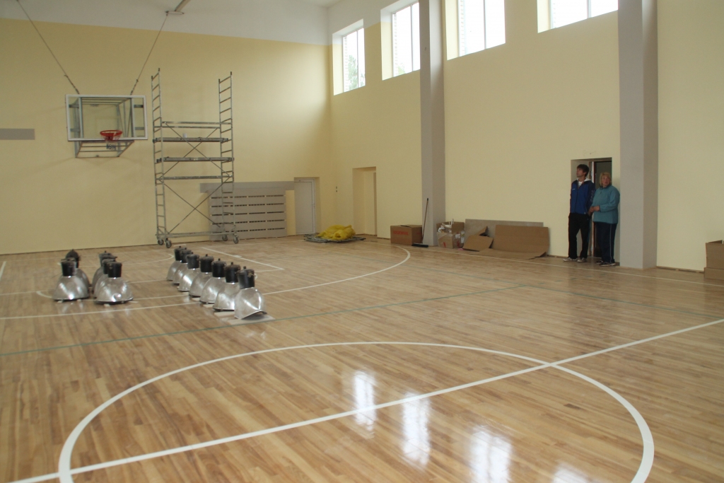 Vecumnieku vidusskolas sporta skolotāji rekonstruēto zāli pagaidām vēl skata tikai no malas. 
Autors: Uldis Varnevičs