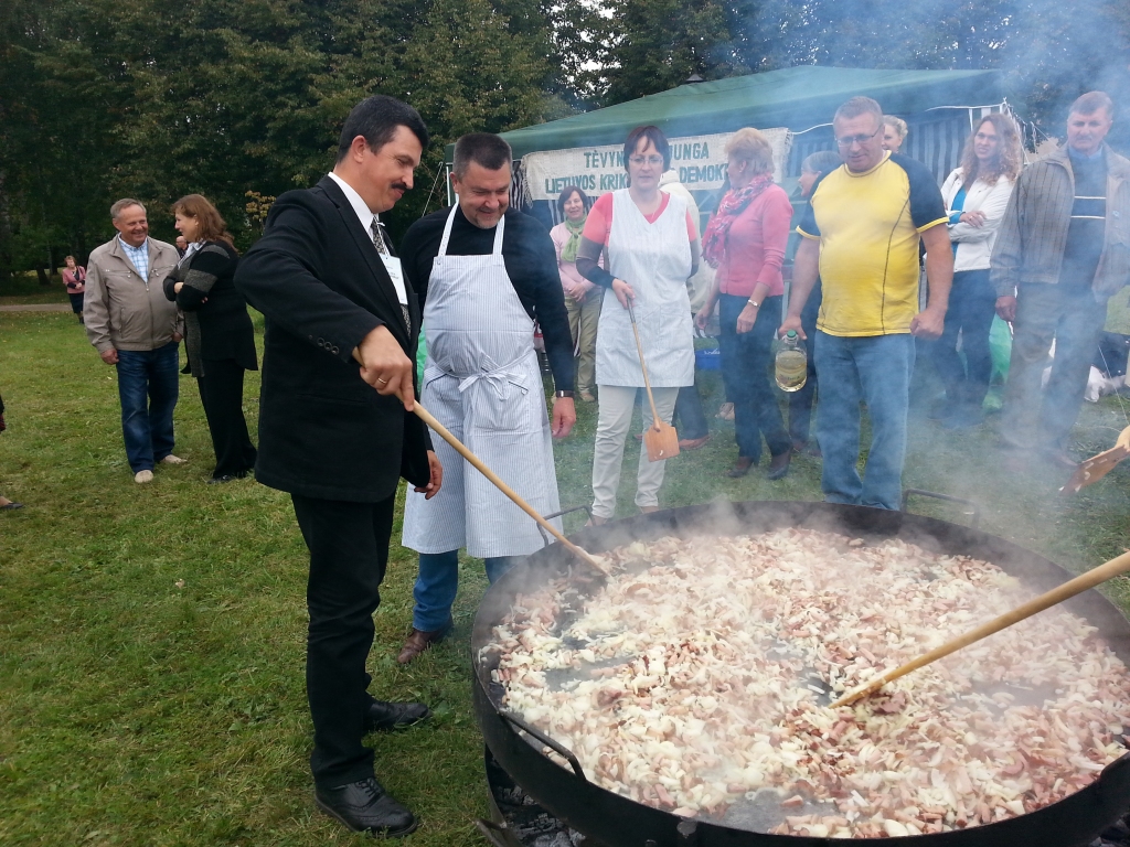 Zemnieks un Bauskas novada domes deputāts Arnolds Jātnieks piedalās Pasvales lielās omletes cepšanā. 
Autors: No albuma.
