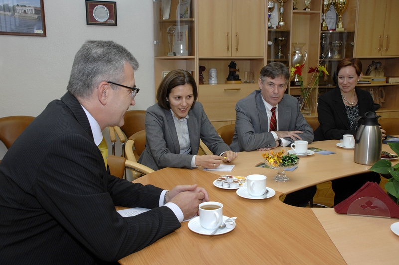 Bauskas novada domes priekšsēdētājs Raitis Ābelnieks (no kreisās) skaidro savu nostāju par ebreju piemiņas monumenta būvi Amerikas Savienoto Valstu īpašajam sūtnim holokausta jautājumos Duglasam Deividsonam, ASV vēstniecības politikas un ekonomikas nodaļas vadītājas vietniecei Mollijai Montgomerijai (no labās) un politikas speciālistei Kristīnei Spricei. 
Autors: Ivars Bogdanovs