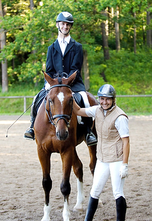 Olga Šellere (no labās), kura Vecumnieku novadā divus gadus vadīja reitterapijas nodarbības, ir paraolimpieša Riharda Snikusa trenere. 
Autors: publicitātes foto