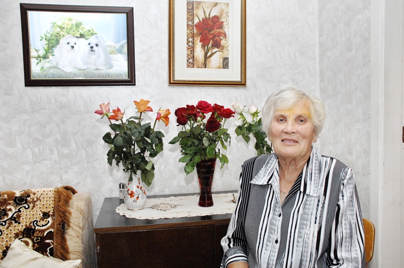 Antoņinu Meisteri sveica meita ar znotu, draudzenes, kolēģes un kaimiņi, no kuru dāvinātajām puķēm vēl joprojām smaržo visa māja.
Autors: Ivars Bogdanovs