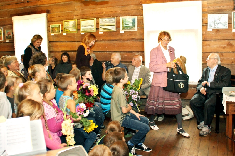 Valles pagasta «Zvanītāju Bukās» klausītāju pārpildītajā zālē ierodas dzejnieces Aina Pika (no labās) un Sarmīte Rode. Viesu pulkā – dzejnieks Jāzeps Osmanis (sēž no labās).
Autors: Uldis Varnevičs