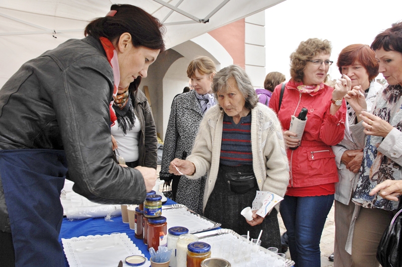 Baušķeniece Jadviga Kārkliņa apņēmības pilna nogaršot visas piedāvātās putras. 
Autors: Ivars Bogdanovs