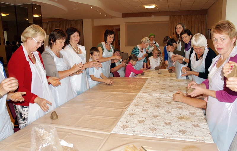 Darbošanās ar mālu nodarbības dalībniekiem ļāva izkustēties pēc ilgākas sēdēšanas sarunu laikā.
Autors: Madara Ērgle