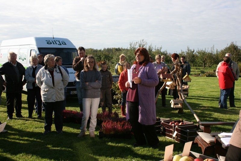 Vecumnieku novada Valles pagasta bioloģiskās saimniecības «Dzērves» dārzkope Māra Kilēvica (centrā) izdevusi grāmatu «Praktiskā augu aizsardzība. Slimības un ārstēšana».
Autors: dzerves.lv