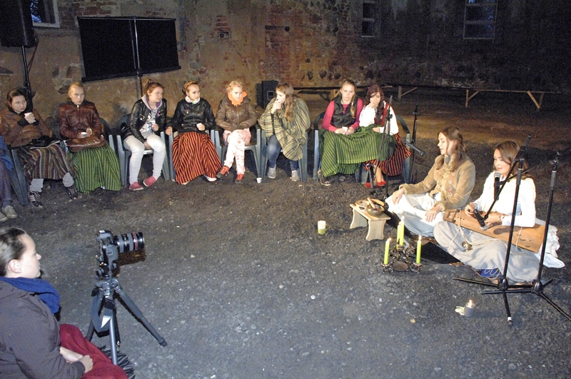 Vakara noslēgumā kopā ar mūziķēm Danu Indāni un Ingu Karpiču.
Autors: Ivars Bogdanovs