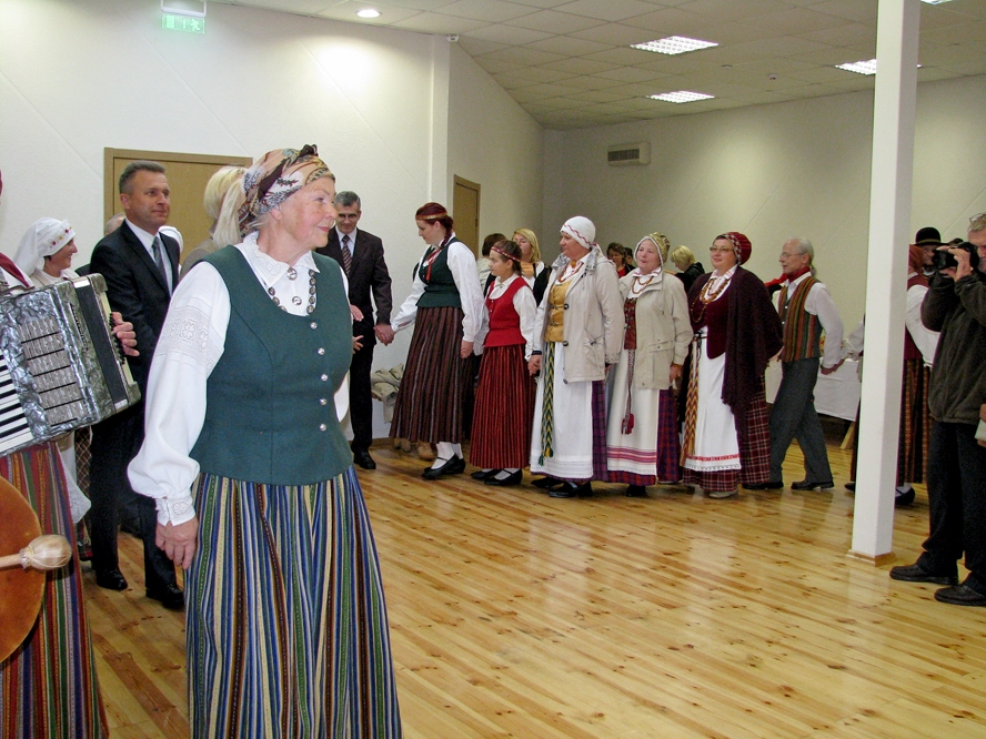 Radvilišķos atklāts Latvijas Kultūras centrs. Līdz ar Vecsaules folkloristiem to iedanco arī abu pašvaldību vadītāji.
Autors: Vilnis Auzāns