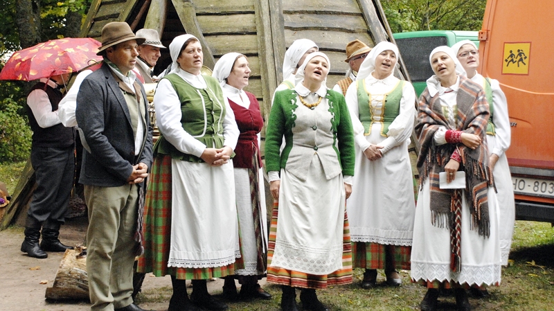 Pakrojas rajona folkloras kopa dzied kopuzvedumā «No zalkša līgavas līdz ūdensmeitai».
Autors: Foto – Ivars Bogdanovs