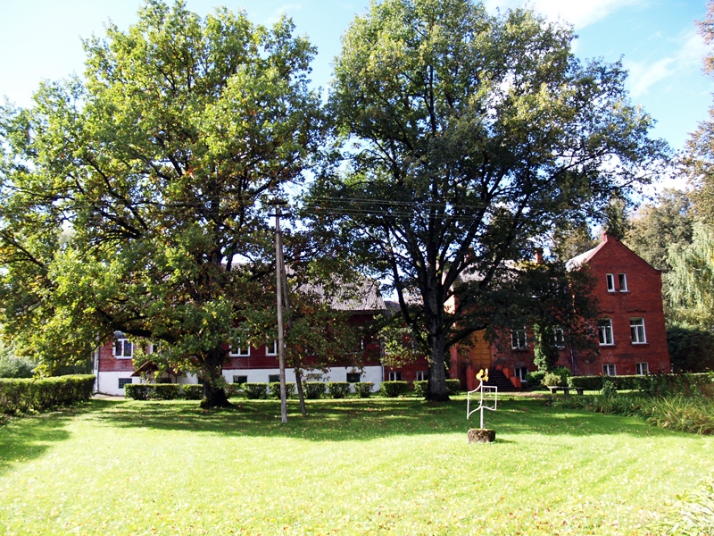 Brīviņu muiža, kurā kopš padomju laika darbojas Zālītes skola, tiek nomāta no īpašnieces, kas mīt ārzemēs.
Autors: Foto – Antra Ērgle