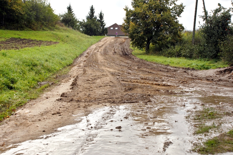 Brauktuvi uz Ziedoņu ielas 2.a māju pēc Bauskas pašvaldības prasībām tilta būvnieki pielabojuši.  
Autors: Foto – Ivars Bogdanovs