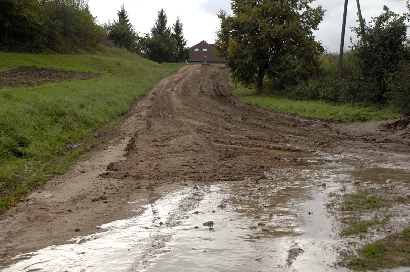 Brauktuvi uz Ziedoņu ielas 2.a māju pēc Bauskas pašvaldības prasībām tilta būvnieki pielabojuši.  

Autors: Ivars Bogdanovs