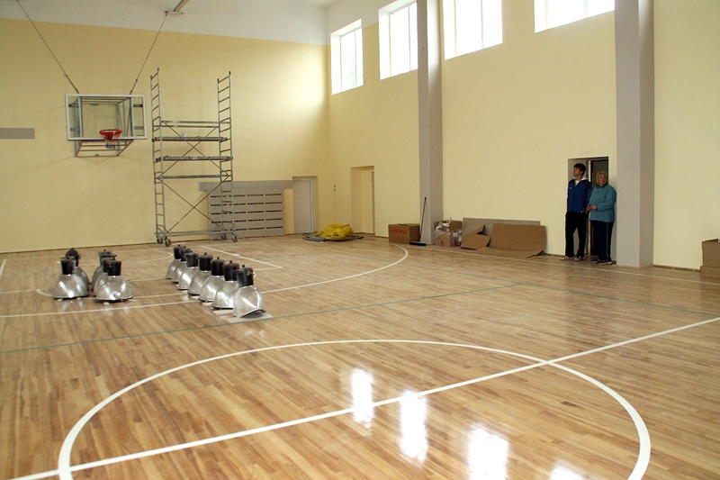 Vecumnieku vidusskolas sporta skolotāji rekonstruēto zāli pagājušajā nedēļā vēl skatīja tikai no malas, bet šonedēļ jau tur vada sporta stundas.
Autors: Uldis Varnevičs