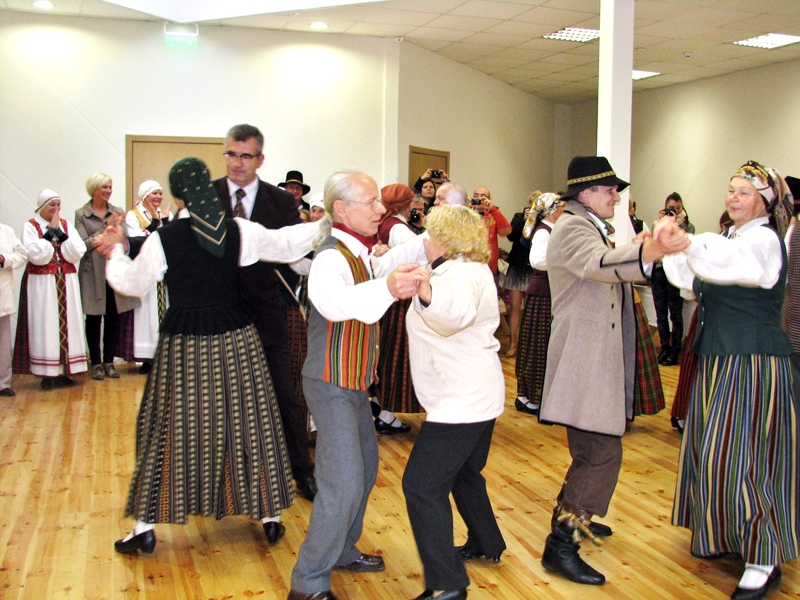 Radvilišķos līdz ar Vecsaules folkloristiem Latvijas Kultūras centru iedanco arī Bauskas novada vadītājs Raitis Ābelnieks.
Autors: Foto – Vilnis Auzāns