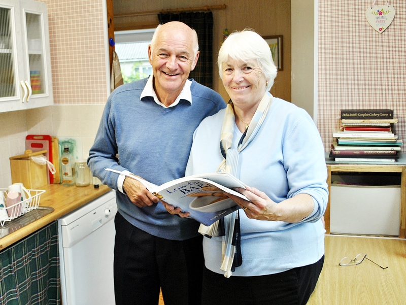Rodžers un Valērija Heizeldeni ar pāvārgrāmatu savā virtuvē.
Autors: Māris Krūmiņš
