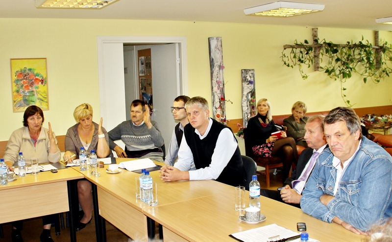 Ģirts Folmanis un Artūrs Veiss (vidū) pastāstīja par plānoto biogāzes stacijas būvi. Andris Lisovskis (no labās) šo ieceri neatbalsta. 
Autors: Foto – Uldis Varnevičs