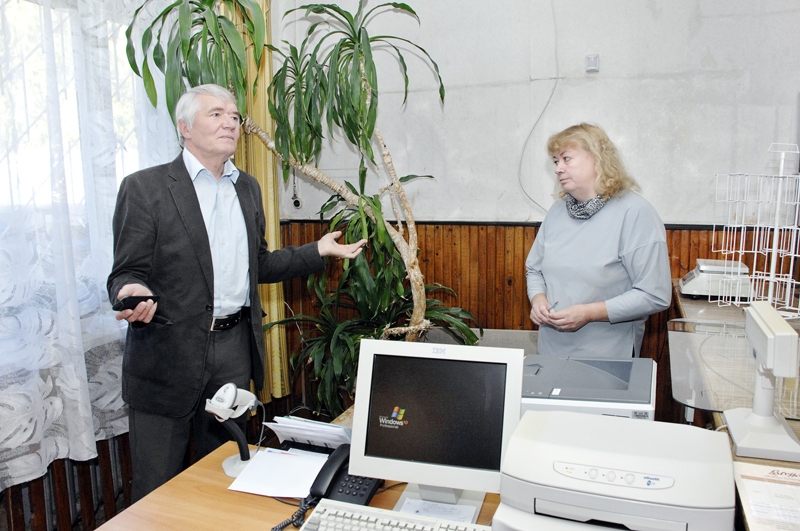 Viesturs Janševskis, Ceraukstes pagasta pārvaldes vadītājs, ar pasta priekšnieci Daigu Ķerpi slēdzamajā nodaļā. 
Autors: Foto – Ivars Bogdanovs