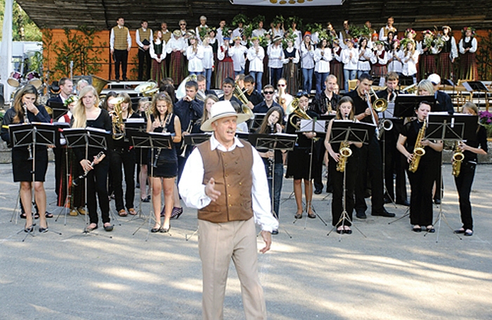 Jānis Kalniņš desmit gadus vada pūtēju orķestri «Skaistkalne». Šis attēls fiksējis orķestra vēsturi  2010. gadā
Autors: no «Bauskas Dzīves» arhīva